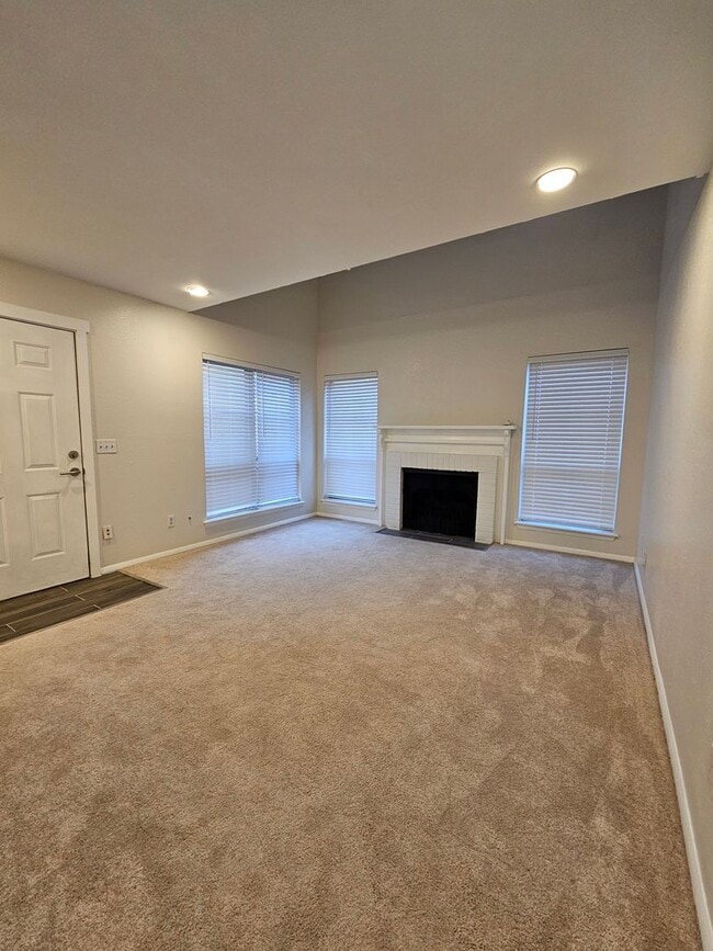 Building Photo - (1) Bed/(1.5) Bath Cardinal Creek Condo Avail NOW!