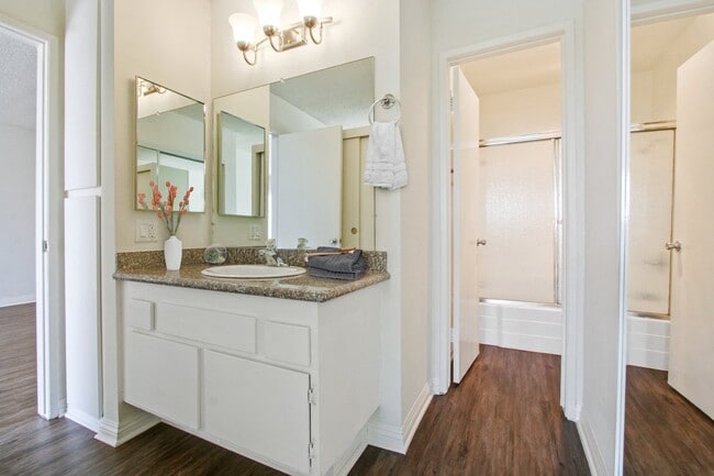 Building Photo - Casa De Vida