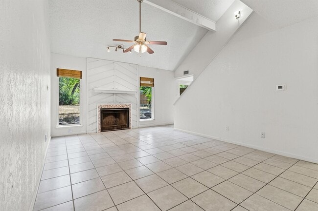 Foto del edificio - 8113 Baywood Dr
