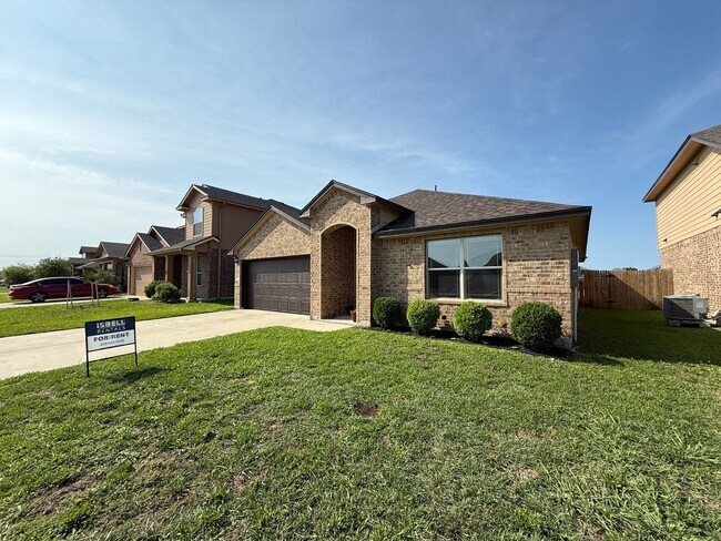 Foto del edificio - NEW IN MANAGEMENT - AVAILABLE NOW!