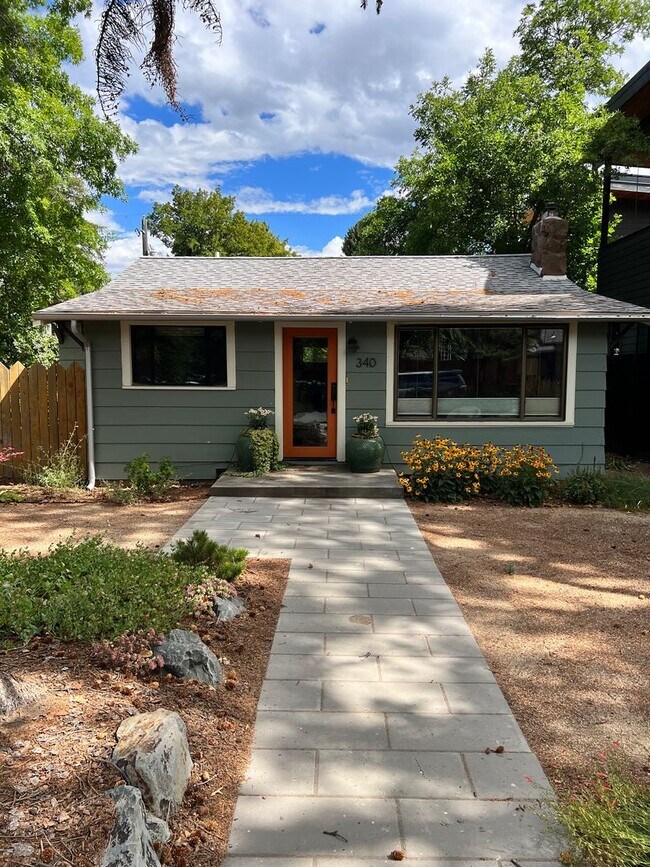 Foto del edificio - *Unfurnished* Charming, updated and walkable west side 3 BR + den/office