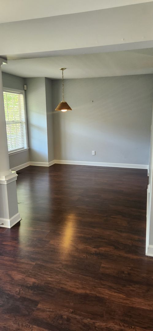 Building Photo - 4 Bedroom - Less than 2 miles from Swamp R...