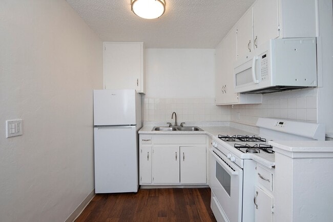 Interior Photo - Aztec Pacific Apartments