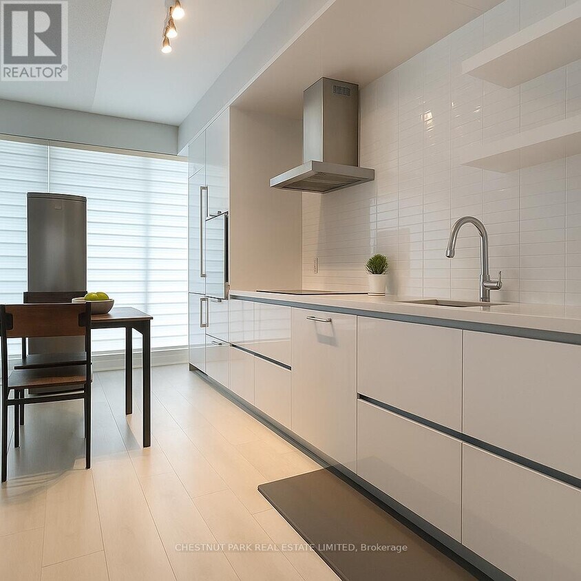Primary Photo - 2221 Yonge St