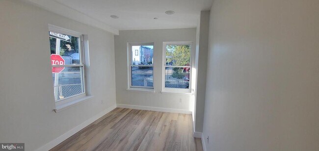 Building Photo - 536 W Huntingdon St