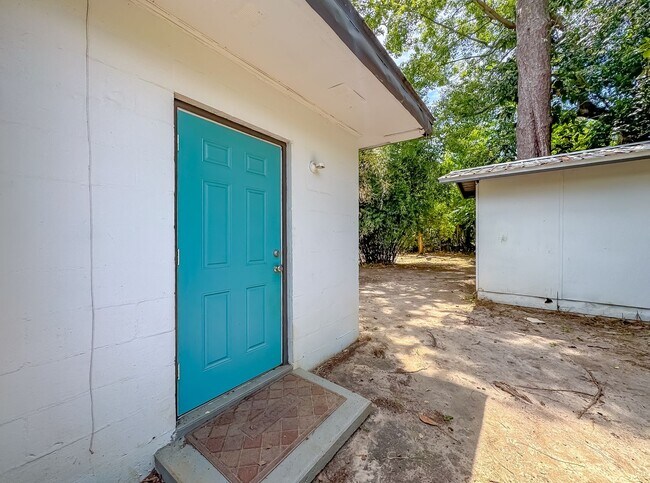 Foto del edificio - WALKABLE 3/1 House w/ Tile Floors, Newer A...
