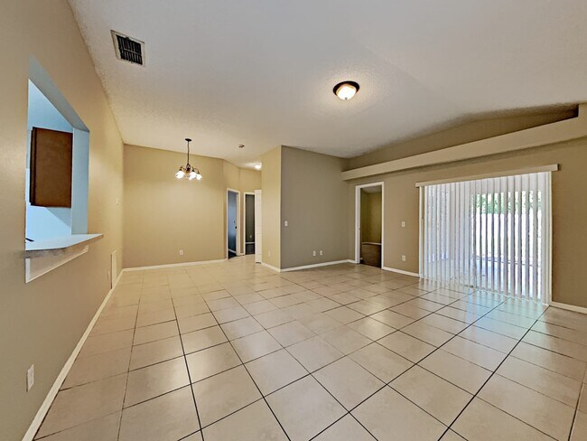 Building Photo - 1015 Royal Oaks Dr