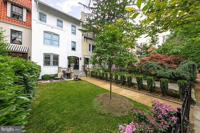 Foto del edificio - 2341 Ashmead Pl NW