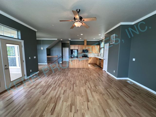 Foto del edificio - THE FIRST FULL MONTH'S RENT IS FREE! Charming 3-Bedroom Tri-Level Retreat in Estacada with Spacio...