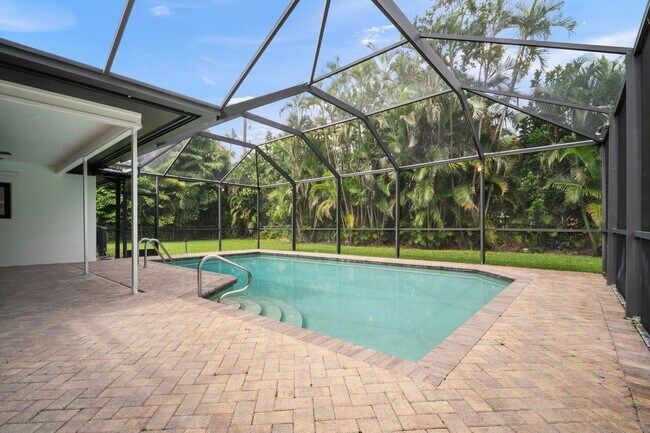 Foto del edificio - POOL HOME - 4 Bed / 3 Bath Annual Rental