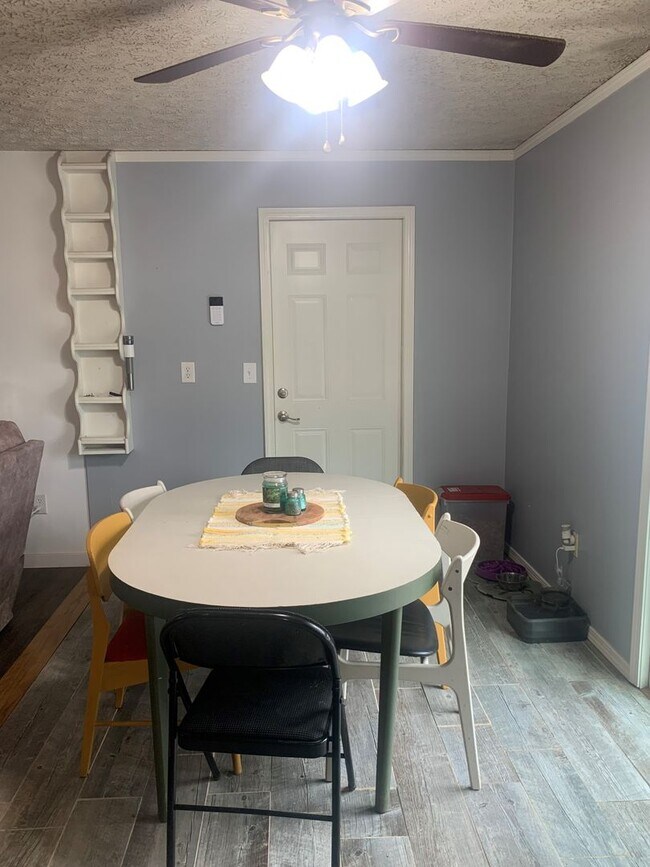 Building Photo - 4 Bedroom, 2 Bathroom Home Availabe!