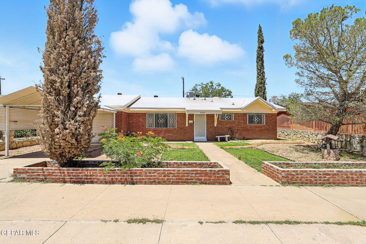 Foto principal - 5709 Hemmingway Dr