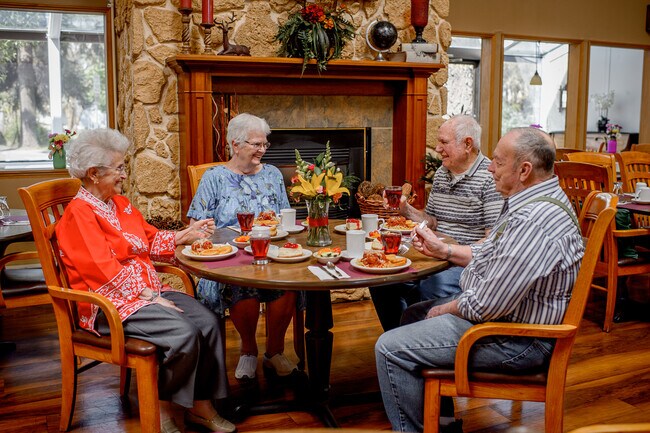 Hermoso comedor con chimenea. - Bestland Independent Living