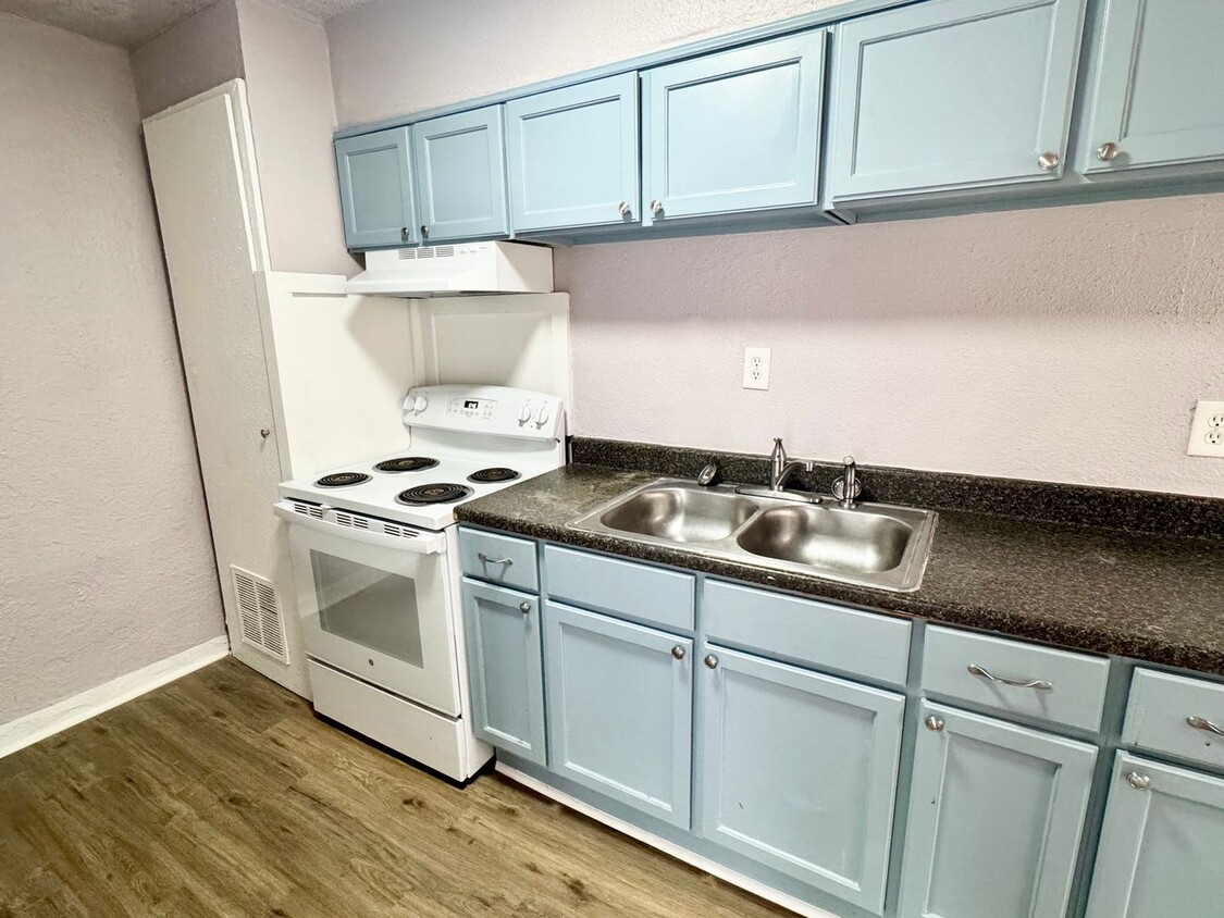 Primary Photo - 1 Bed / 1 Bath Close to the Plaza