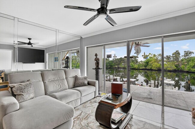 Foto del edificio - 1319 E Hillsboro Blvd