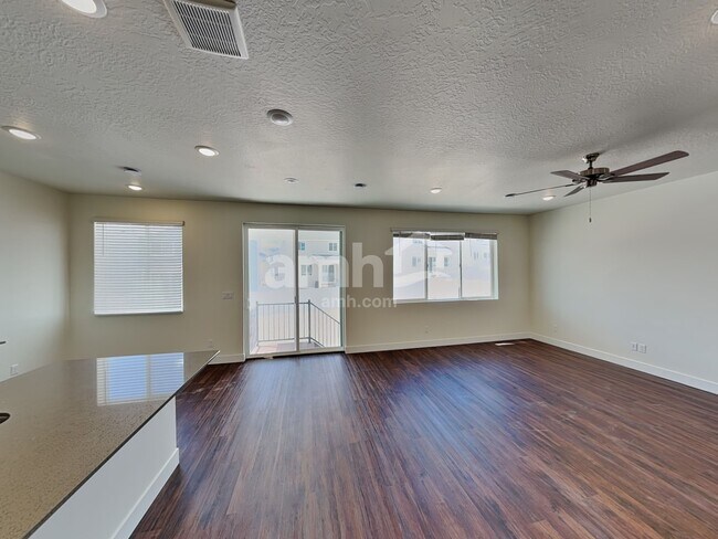 Foto del edificio - 1211 Redbud Dr