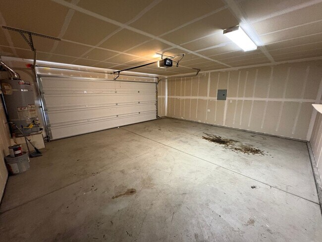 Foto del edificio - NW Visalia Home Near Shopping Center Rent Ready!