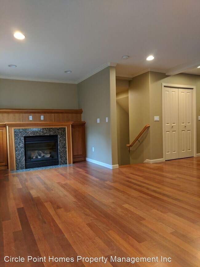 Building Photo - 3 br, 3.5 bath House - 512B 11th Ave E