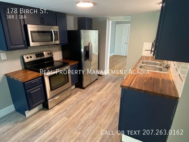 Building Photo - Large Intown Duplex Apartment Close to Eve...