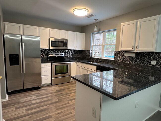 Foto del edificio - 4 Bedroom Home in Mallard Creek Area