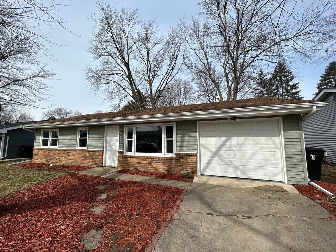 Foto principal - 3 Bedroom, 1 Bathroom Home!
