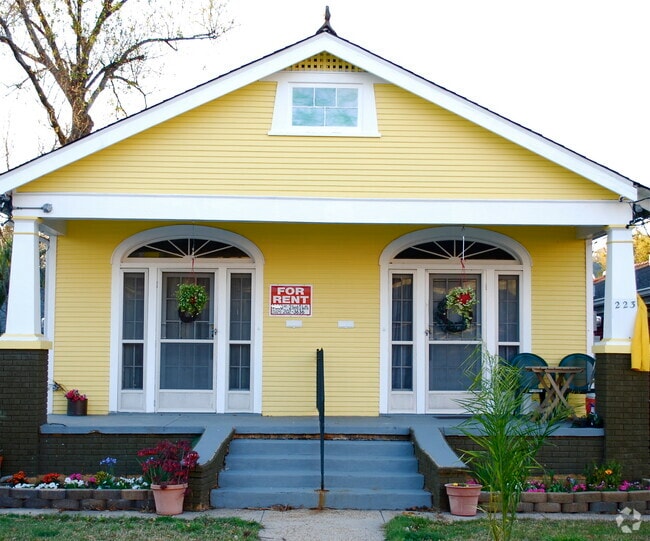 Building Photo - 225 S Hennessey St