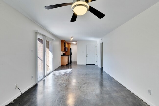 Building Photo - 3431 N Hills Dr
