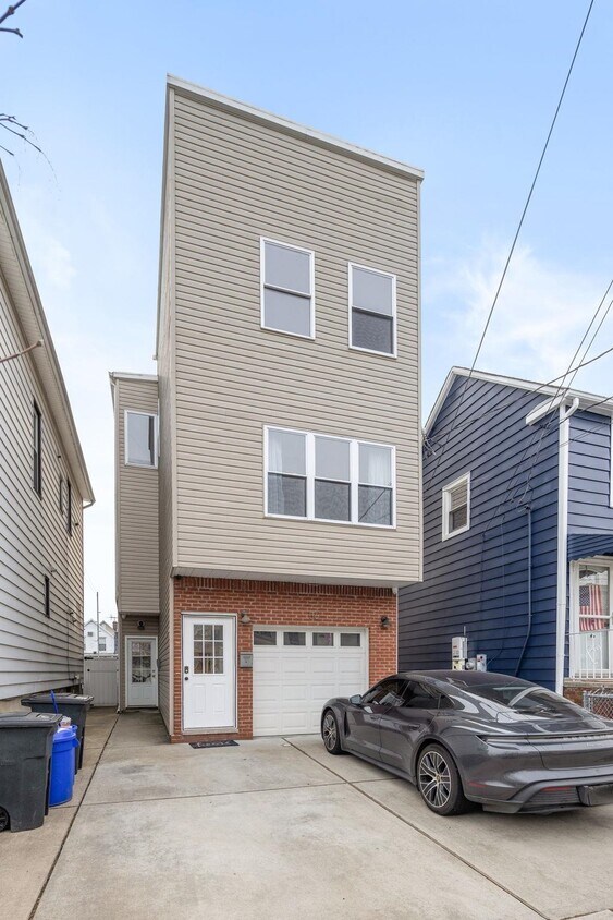 56 Evergreen St Unit 1, Bayonne, NJ 07002 Room for Rent in Bayonne