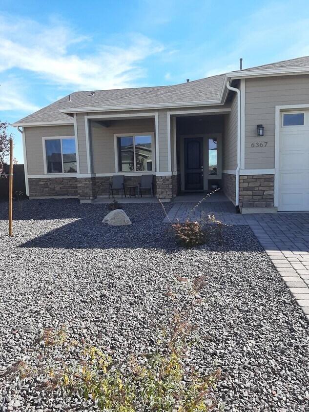 Primary Photo - Beautifully 3 Bedroom Furnished Home In Gr...