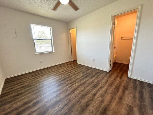 Foto del edificio - 4618 Erskine St