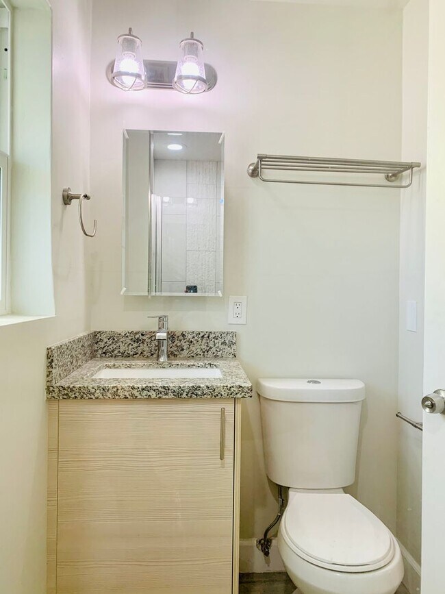 Foto del edificio - Remodeled Beach Studio Available in the Heart of La Jolla! Only $1,800/mo!