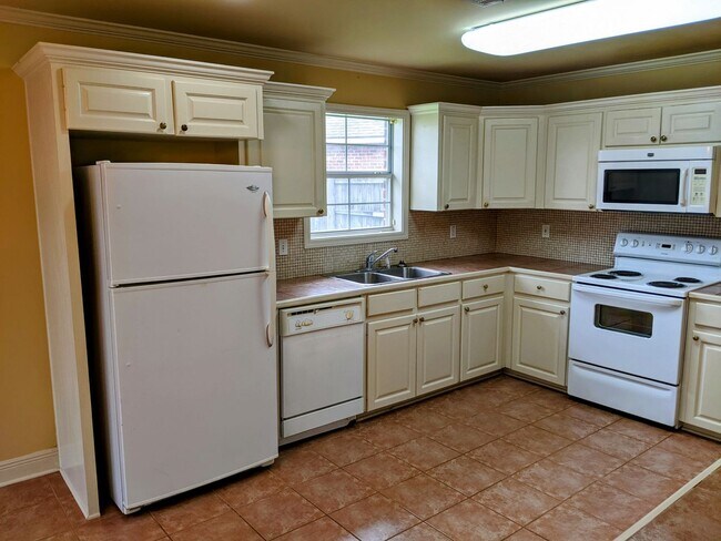 Building Photo - Spacious 3/2 home in a Convenient Location!