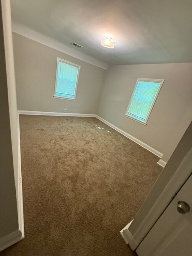 Foto del edificio - Spacious Home for Rent! W/D! Partially Finished Basement! Available Now!