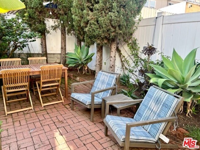 Foto del edificio - 1727 1/2 Malcolm Ave