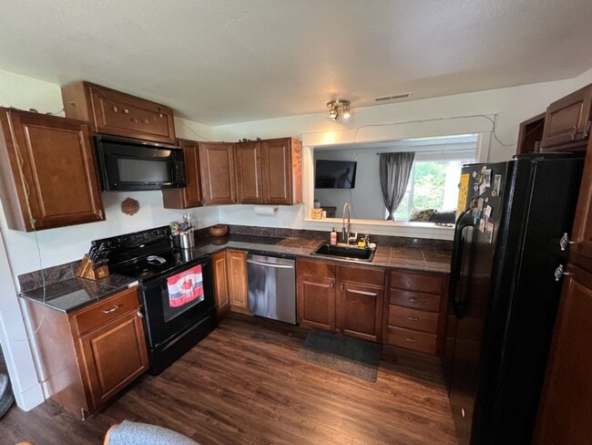 Building Photo - Spacious 3 bed/2 bath rambler with large f...