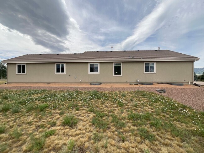 Building Photo - 4 Bedroom Home Available Near Jackson Cree...