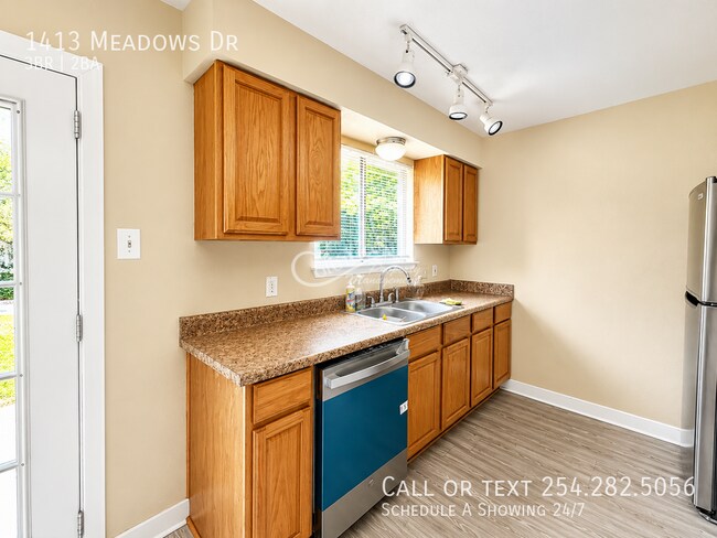Foto del edificio - 1413 Meadows Dr