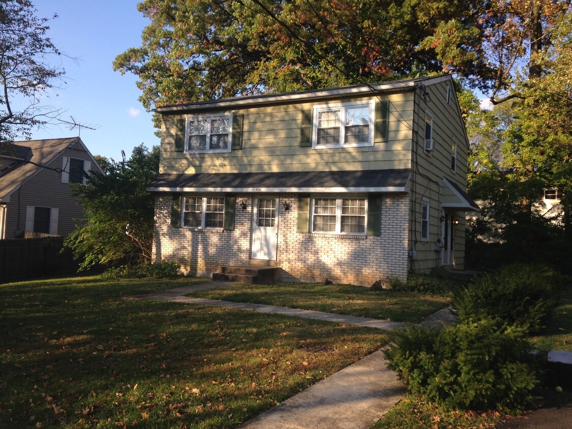 Primary Photo - 576 Meadowbrook Ave