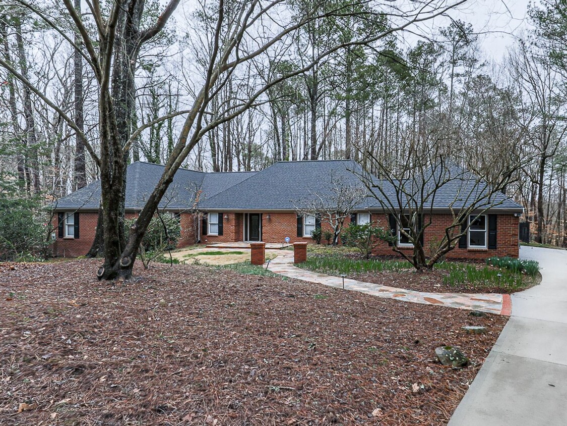 Primary Photo - Stately Home in Sandy Springs with Pool!