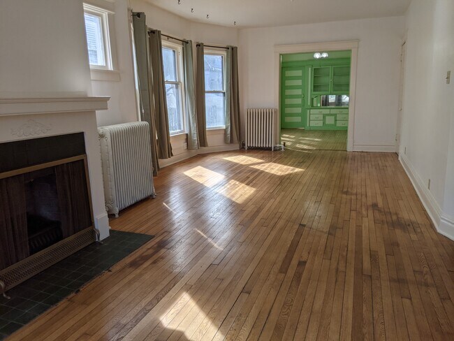 Sala de estar con vista al comedor - 2857 N Stowell Ave