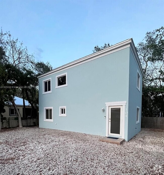 Building Photo - 104 Poinciana Dr