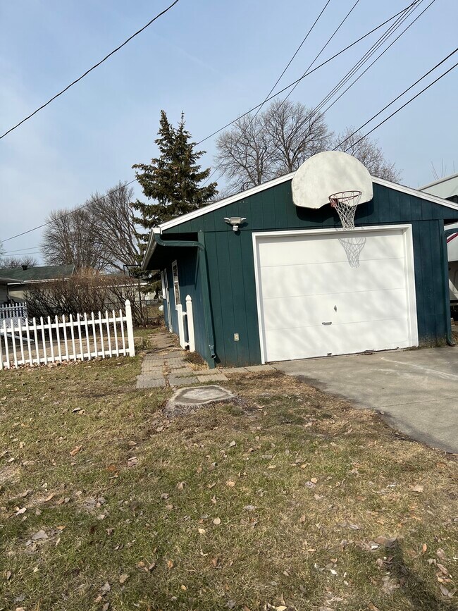 Single stall garage, fenced in yard - 2702 2nd St N