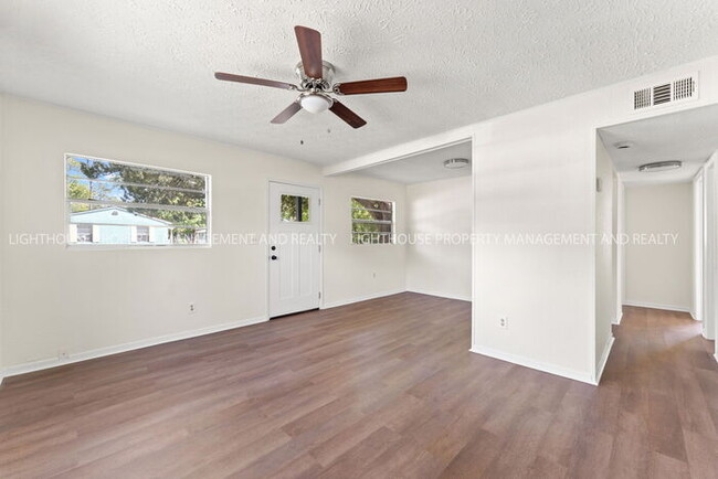 Building Photo - Cozy & Fully Renovated 2 Bed/1 Bath House ...