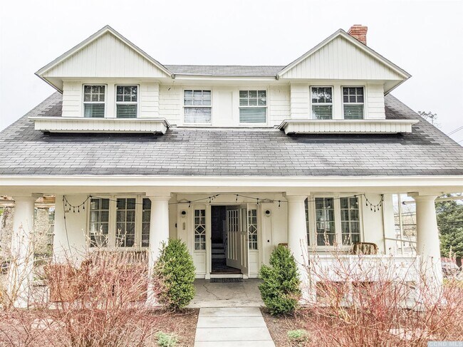 Foto del edificio - 1 Rossman Ave