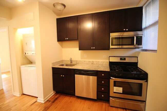 Foto del edificio - 2452 W Albion Ave