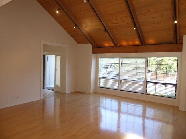 Foto del edificio - SPACIOUS FOUR BEDROOM / THREE AND HALF BAT...