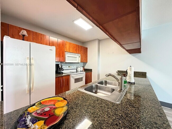 Building Photo - 1200 Brickell Bay Dr