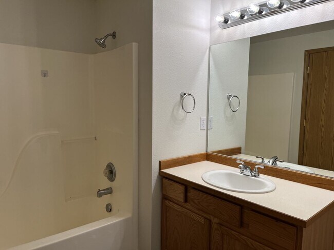 Foto del edificio - Large 3 bedroom, 2.5 bath, 1 car garage, fenced back yard townhome recently remodeled