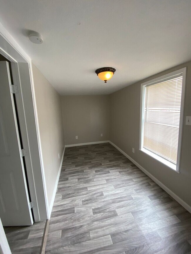 Building Photo - 1115 Texas Orange