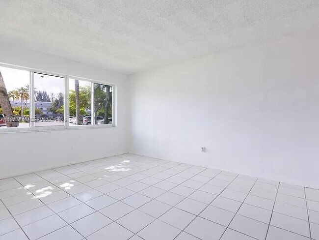 Foto del edificio - 14850 Naranja Lakes Blvd